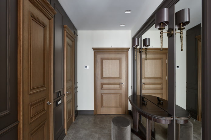 Miroir avec appliques à l'intérieur du couloir
