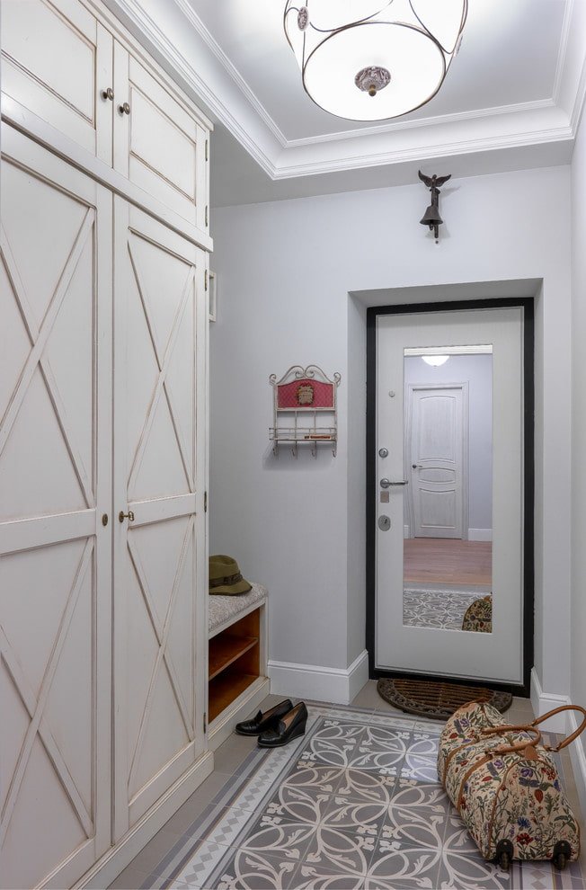 Miroir sur la porte d'entrée, intérieur du couloir