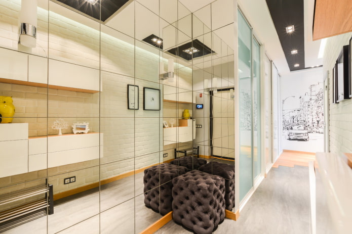 miroir dans un couloir de style moderne