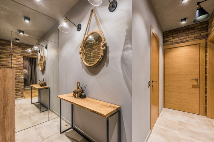 miroir avec lampes dans le couloir