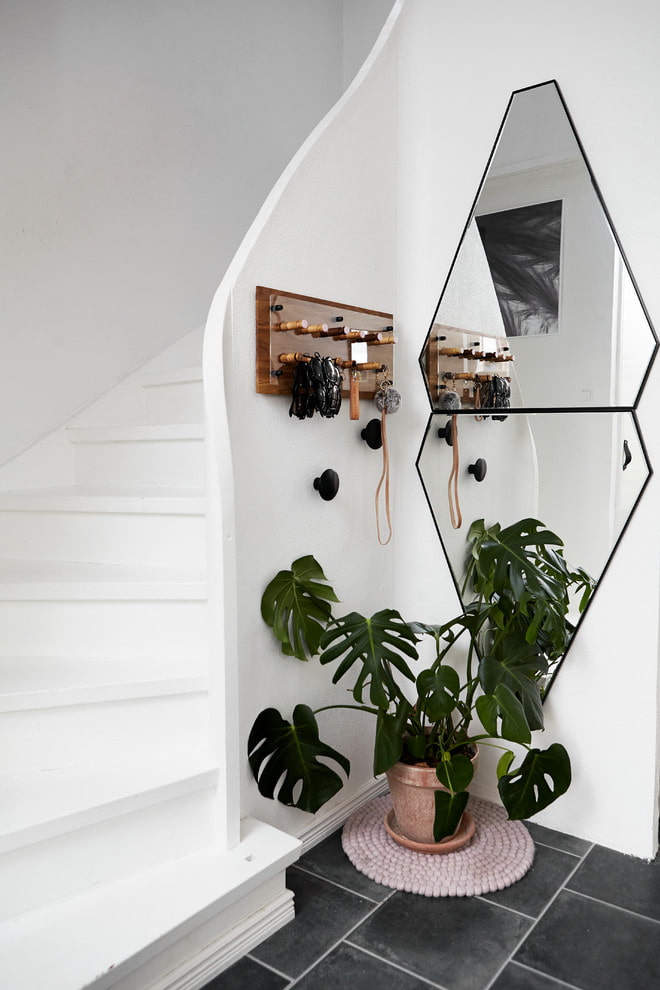 Miroir figuré dans un couloir
