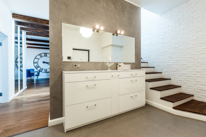 Miroir avec lampes à l'intérieur du couloir