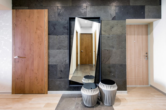 miroir dans un couloir de style moderne