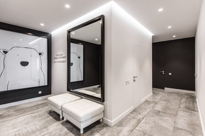Miroir dans un cadre noir à l'intérieur du couloir
