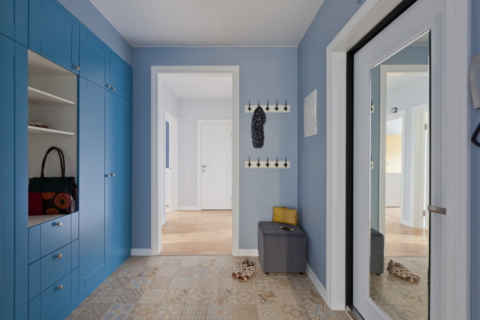 Miroir sur la porte d'entrée, intérieur du couloir