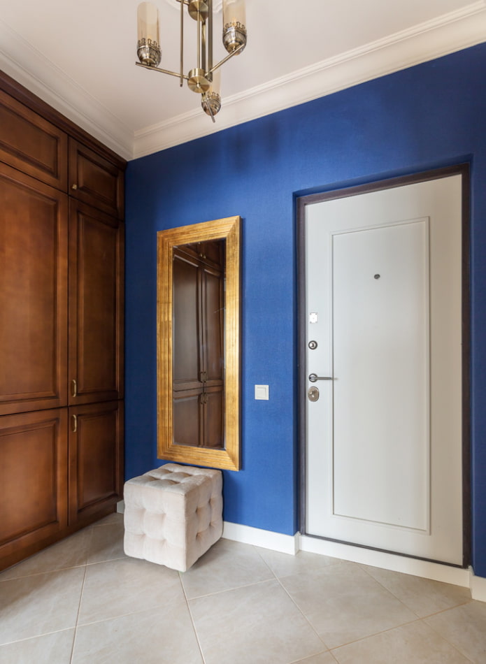 Miroir rectangulaire à l'intérieur du couloir