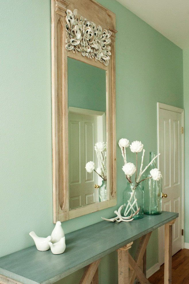 Décoration miroir dans un couloir