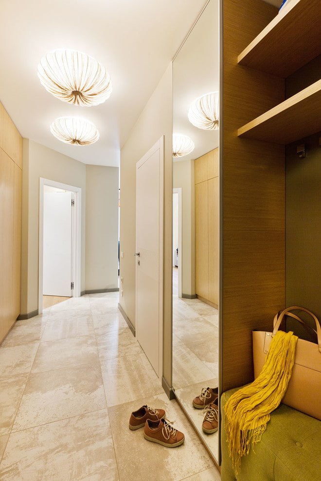 miroir encastré dans un meuble à l'intérieur du couloir
