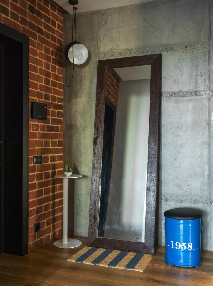 Miroir dans un couloir de style loft style
