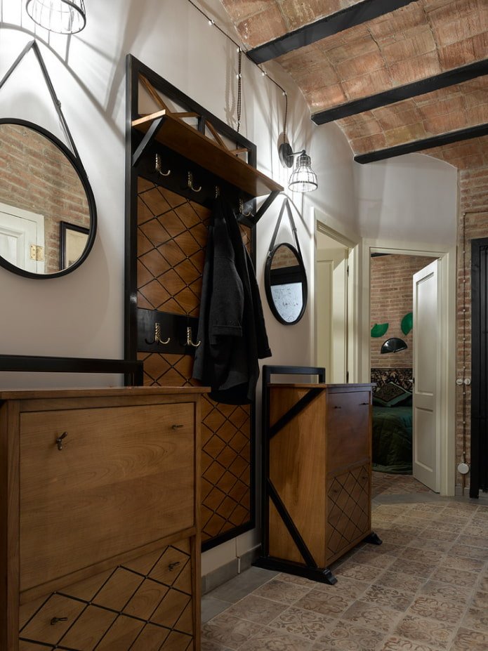 Miroirs dans un couloir de style loft