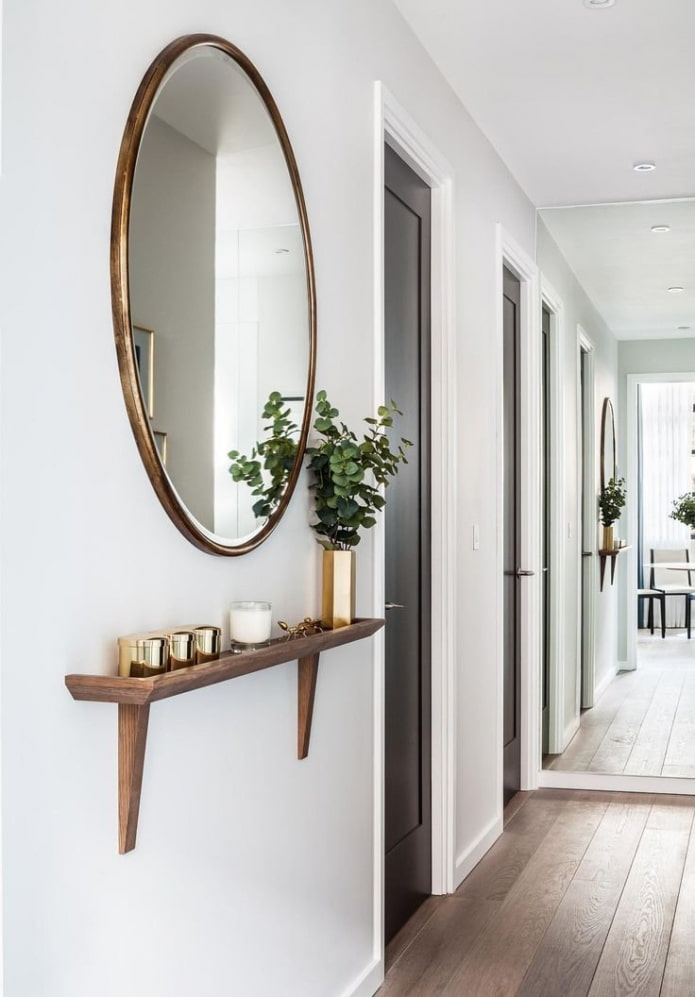 Miroir ovale dans un couloir