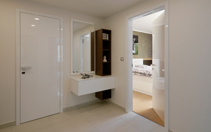 miroir avec une armoire à l'intérieur du couloir