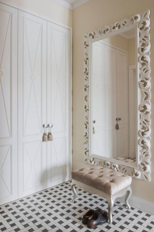 Miroir dans un cadre blanc à l'intérieur du couloir