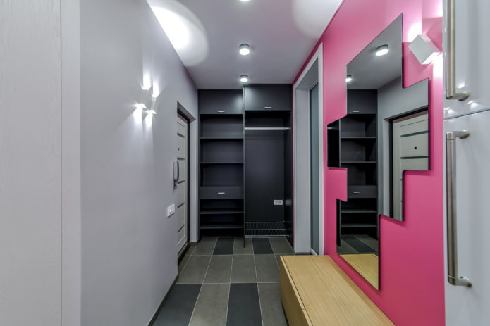 Miroir figuré à l'intérieur du couloir