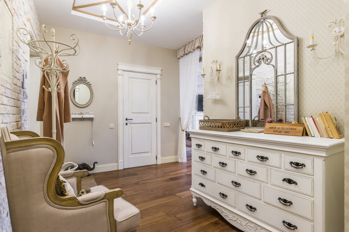 Miroir dans le couloir de style provençal