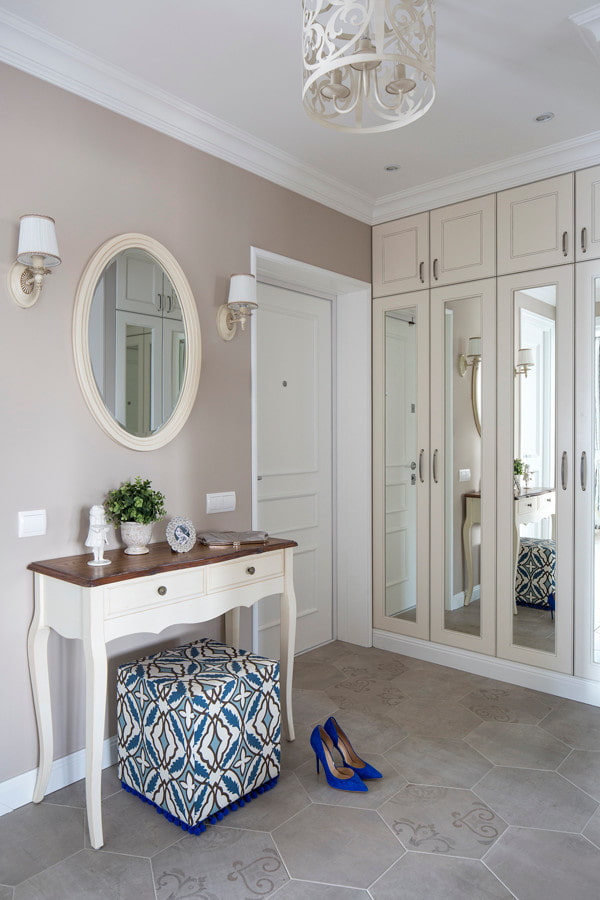 Miroir ovale dans un couloir