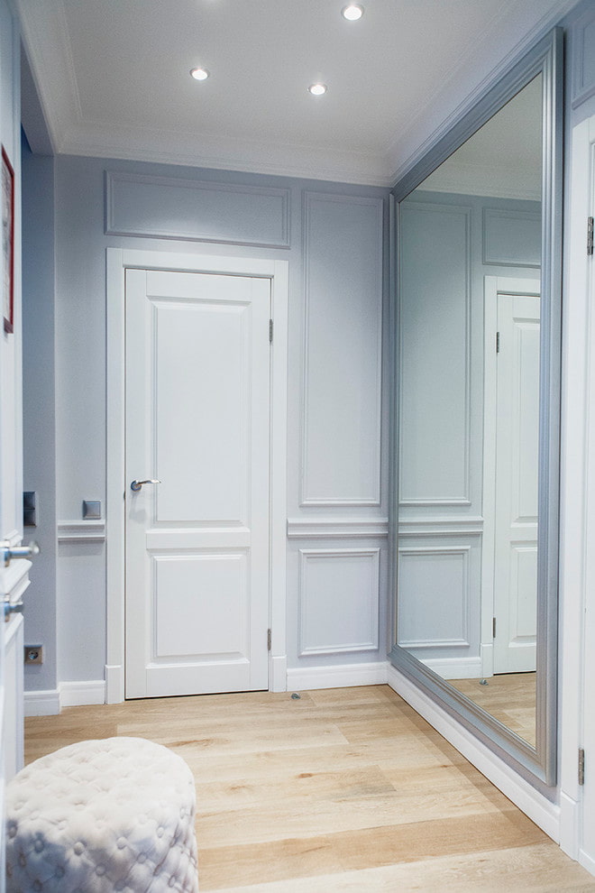 miroir pleine longueur dans l'intérieur du couloir