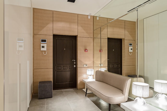 un miroir mural complet dans l'intérieur du couloir