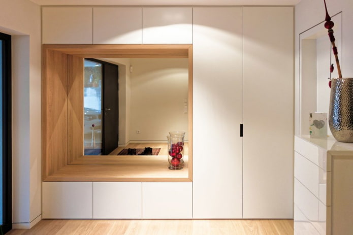 miroir dans un Niche à l'intérieur du couloir