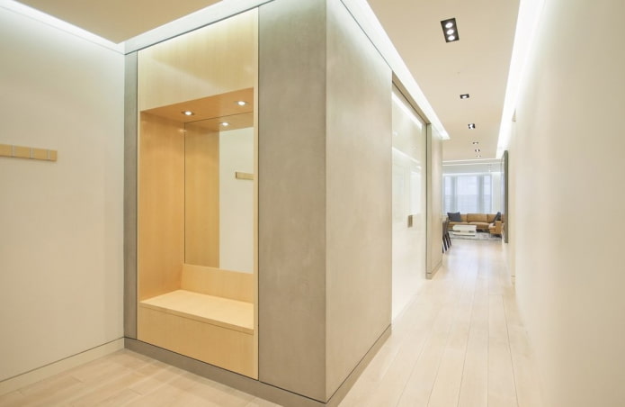 Miroir dans une niche à l'intérieur du couloir