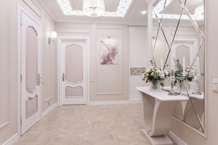 Miroir avec diamants dans un couloir