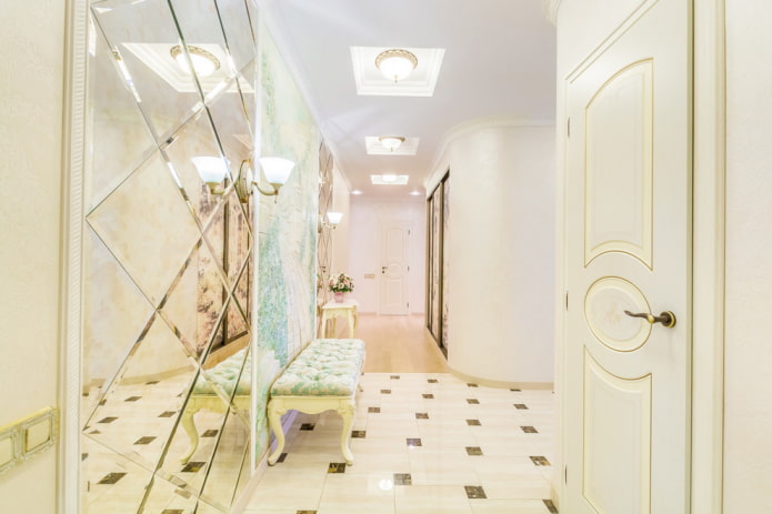 Miroir avec diamants dans un couloir