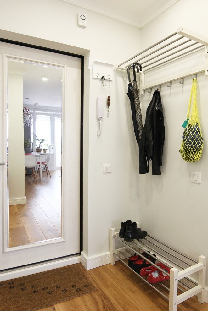 Miroir sur la porte d'entrée, intérieur du couloir