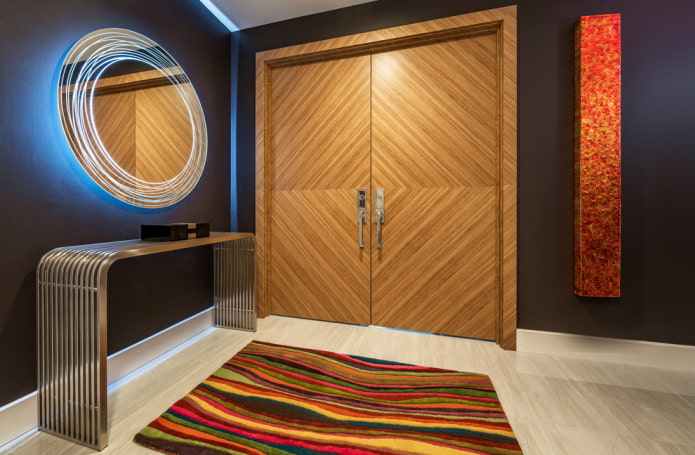 miroir avec éclairage de contour dans le couloir