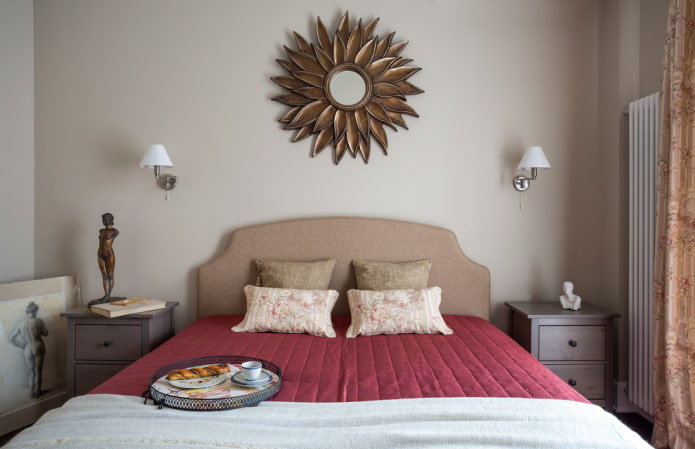 Miroir en forme de soleil dans une chambre