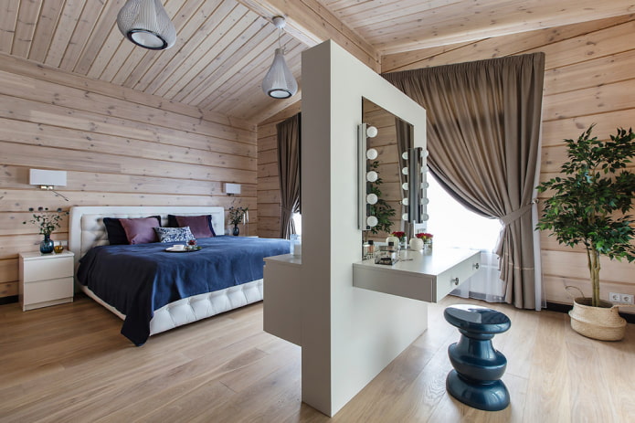 miroir avec table dans une chambre