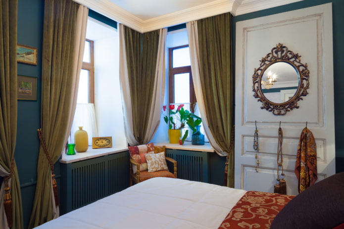 miroir avec cintre dans une chambre