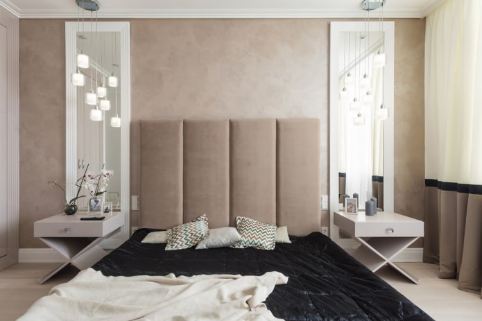 miroirs avec lampes dans l'intérieur de la chambre