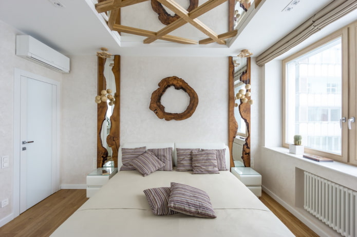 miroir au plafond dans la chambre à coucher