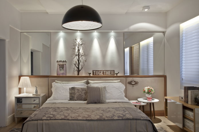 miroir dans une niche de la chambre