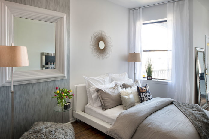 miroir dans un cadre blanc dans la chambre