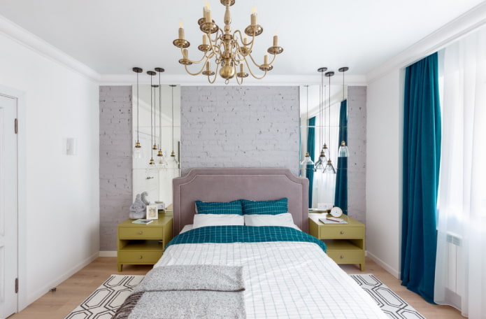 miroirs avec lampes dans l'intérieur de la chambre