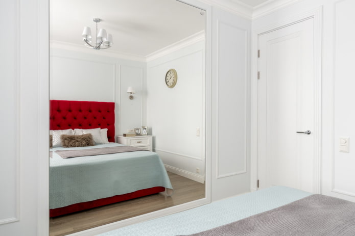 Miroir grand miroir dans une chambre