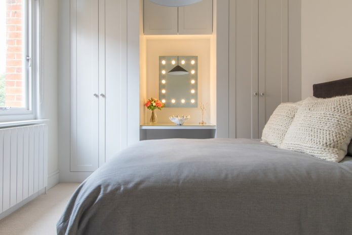 miroir avec ampoules sur le pourtour de la chambre