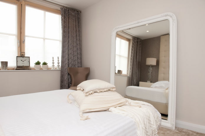 miroir dans un cadre blanc dans la chambre