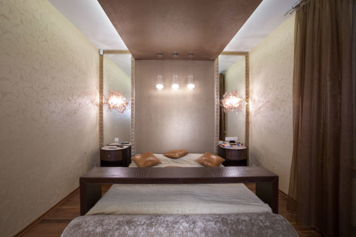 miroirs avec appliques dans la chambre à coucher