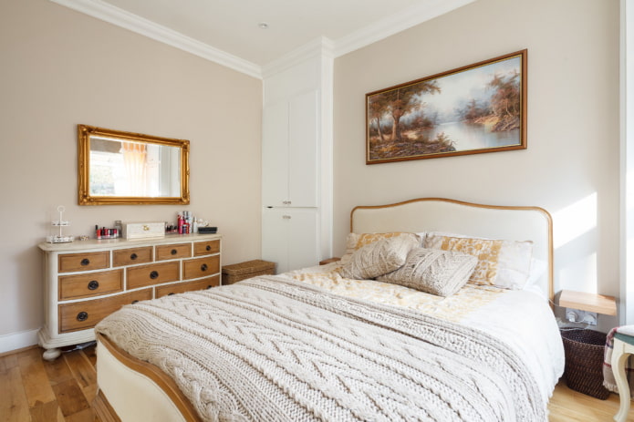 Miroir dans une chambre de style classique