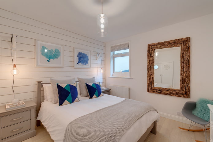 miroir mural dans une chambre