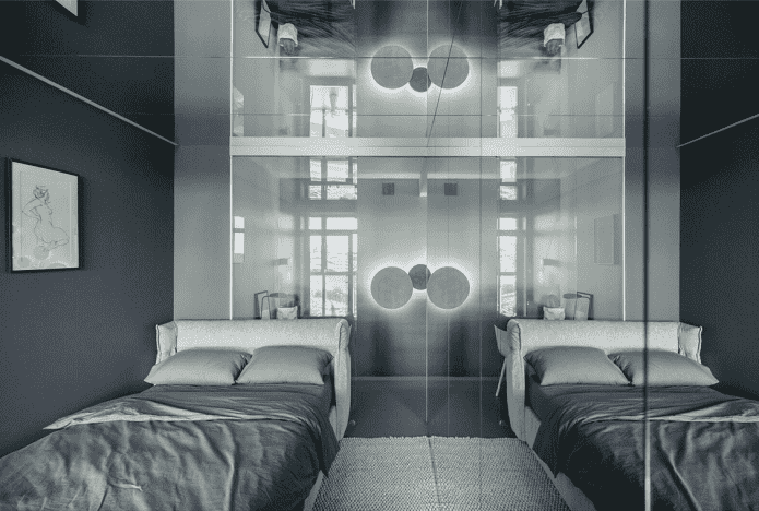 miroir au plafond dans la chambre à coucher