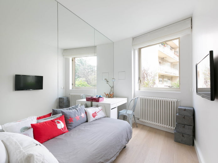 Miroir sur tout le mur dans la chambre