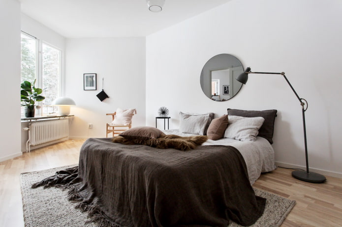 miroir rond dans une chambre