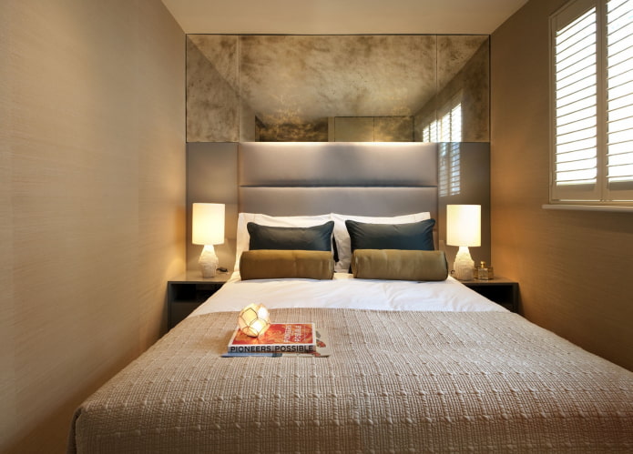 miroir rectangulaire dans une chambre