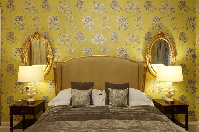 Miroirs ovales dans une chambre