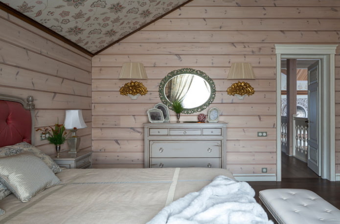 miroir avec applique dans la chambre à coucher