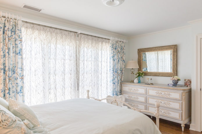 Miroir à l'intérieur de la chambre de style provençal