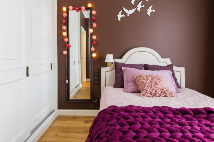 miroir étroit dans une chambre